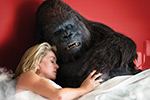 Catherine Deneuve (Martine), Kiko Morales (Gorilla)