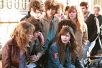 Christa Theret (Lola, ganz links), Jérémy Kapone (Mael, daneben)