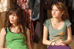 Christa Theret (Lola, rechts)