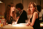 Christa Theret (Lola, rechts)